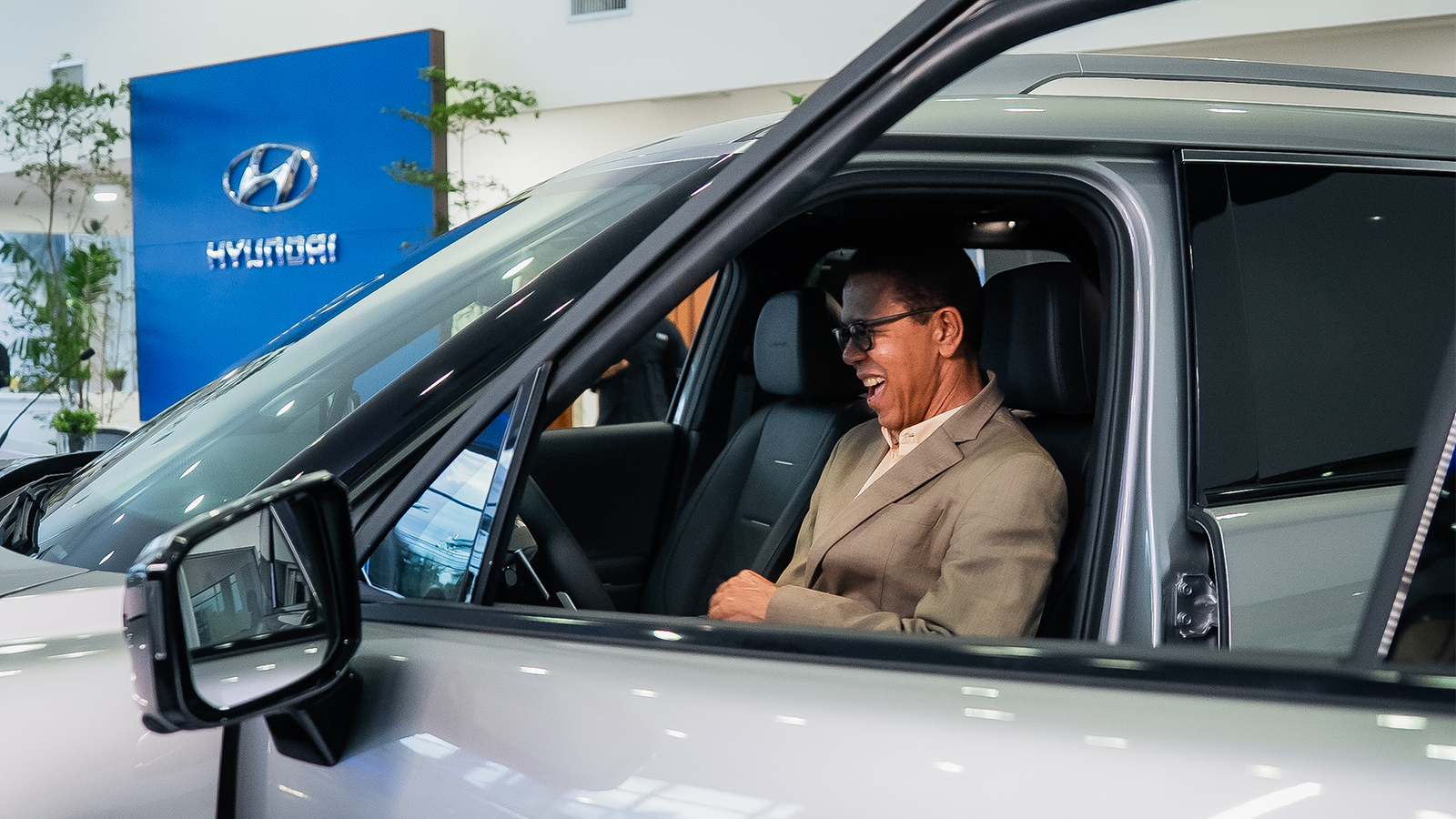 Auto de carrera en pista entre montanas